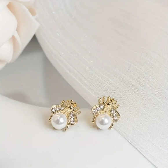 SOLD OUT NEW Bee earings with adorable pearl - Picture 3 of 8